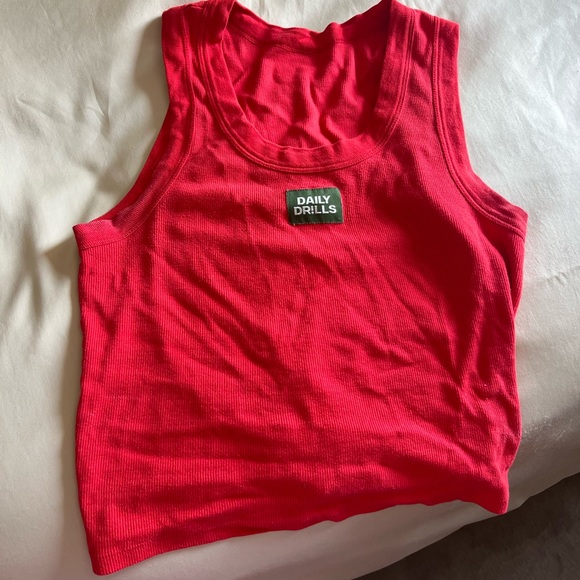 Red daily drills tank size M/L very good condition barely worn - Picture 2 of 2